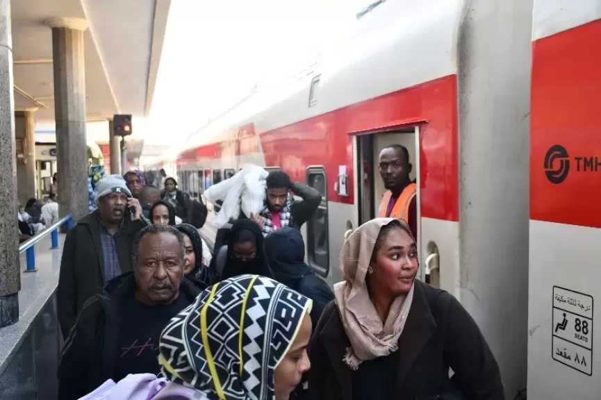السكة الحديد تسير الرحلة 43 ضمن مشروع العودة الطوعية للأشقاء السودانيين.. صور