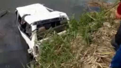 سقوط ميكروباص في ترعة أصفون بالأقصر