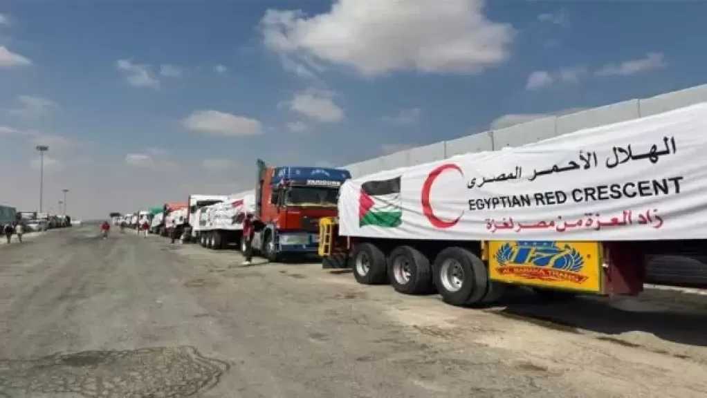 قافلة المساعدات الـ105 تدخل إلى الفلسطينيين بقطاع غزة