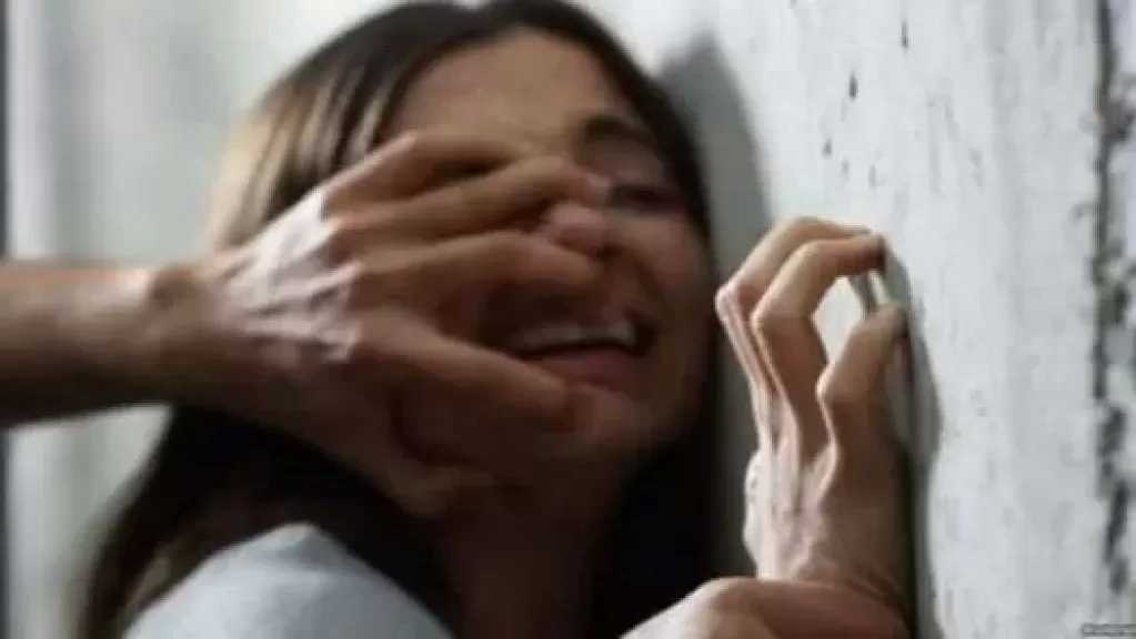 رجل أعمال ينتهك جسد سيدة تحت تهديد السلاح.. تفاصيل مأساوية