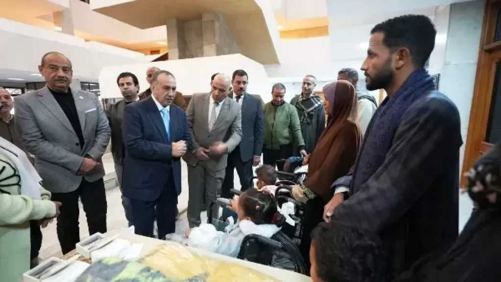 محافظ أسيوط يبدأ 2026 بتسليم كراسي وسماعات لذوي الهمم وبطاطين للعمالة