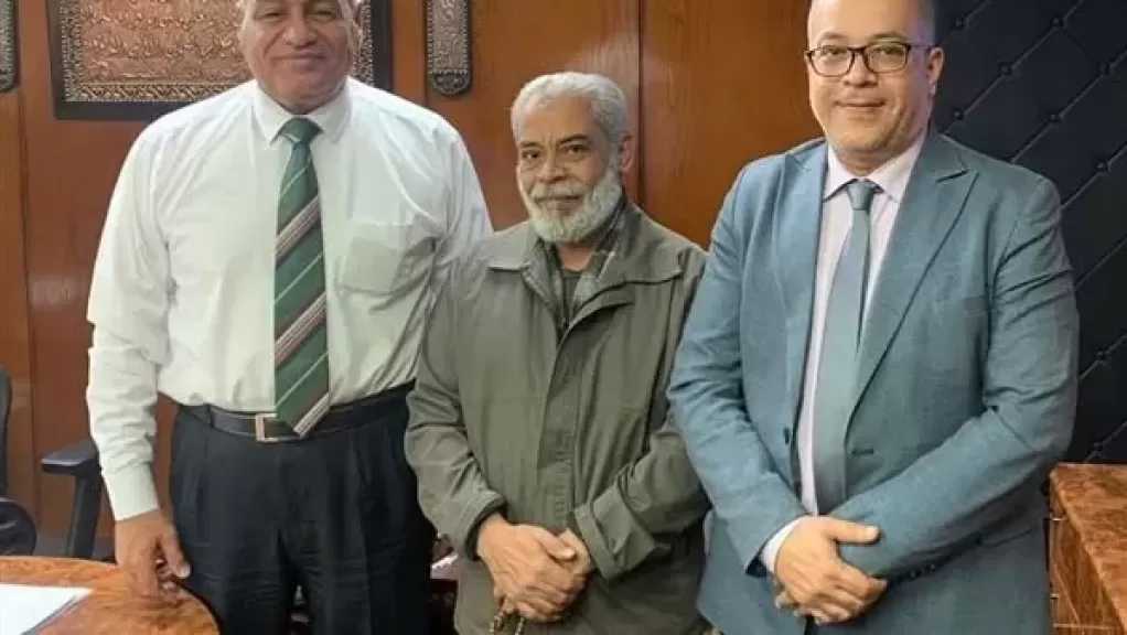 رئيس شمال القاهرة للكهرباء يكرم فني تحكم مدينة نصر بعد إحباط محاولة سرقة غرفة محولات