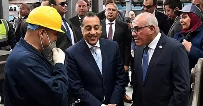 رئيس الوزراء يُجري حوارًا وديًا مع العاملين بمصنع سيماف حول خطط التطوير