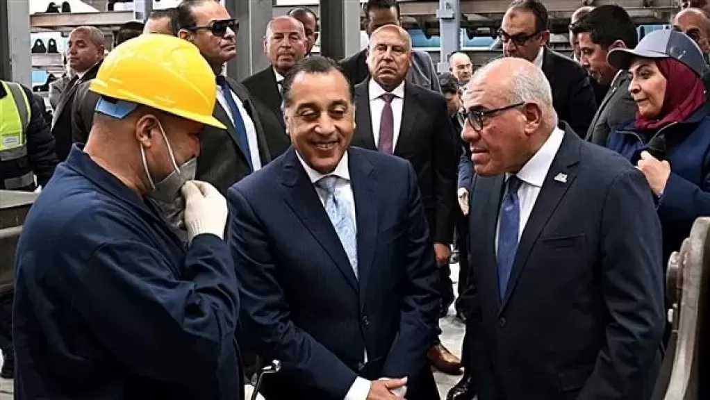 رئيس الوزراء يُجري حوارًا وديًا مع العاملين بمصنع سيماف حول خطط التطوير