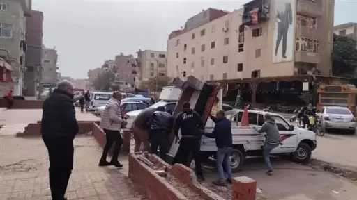 حملات نظافة مكثفة بحي السلام أول لرفع المخلفات وإعادة الانضباط للشوارع