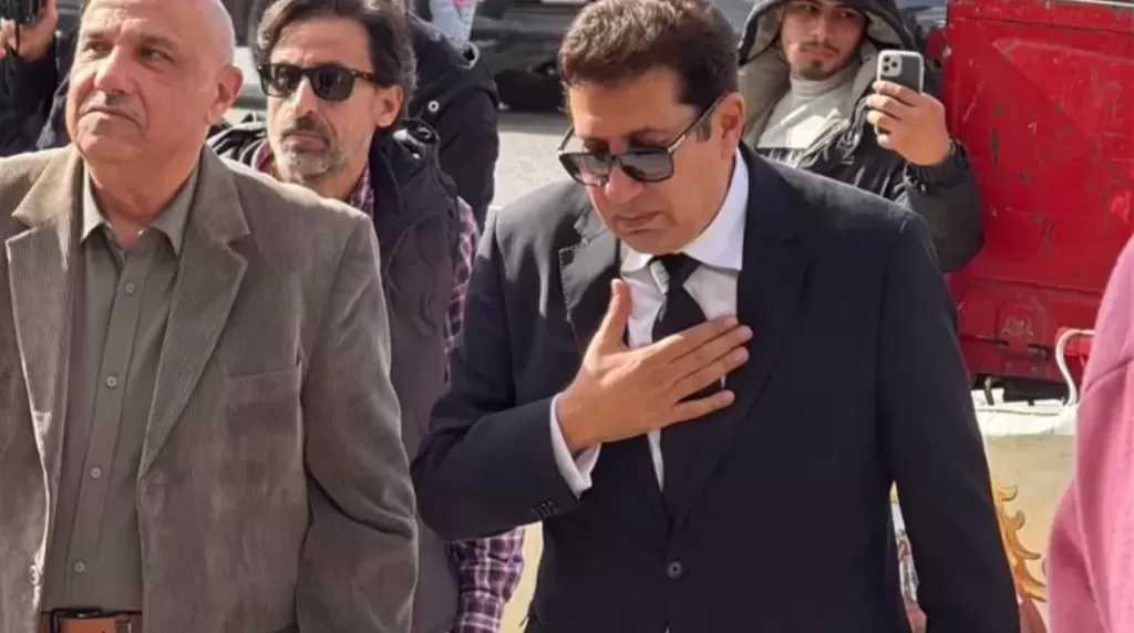 هاني رمزي باكيًا: والدتي أدتني حب كبير وأخدت من عمرها كتير