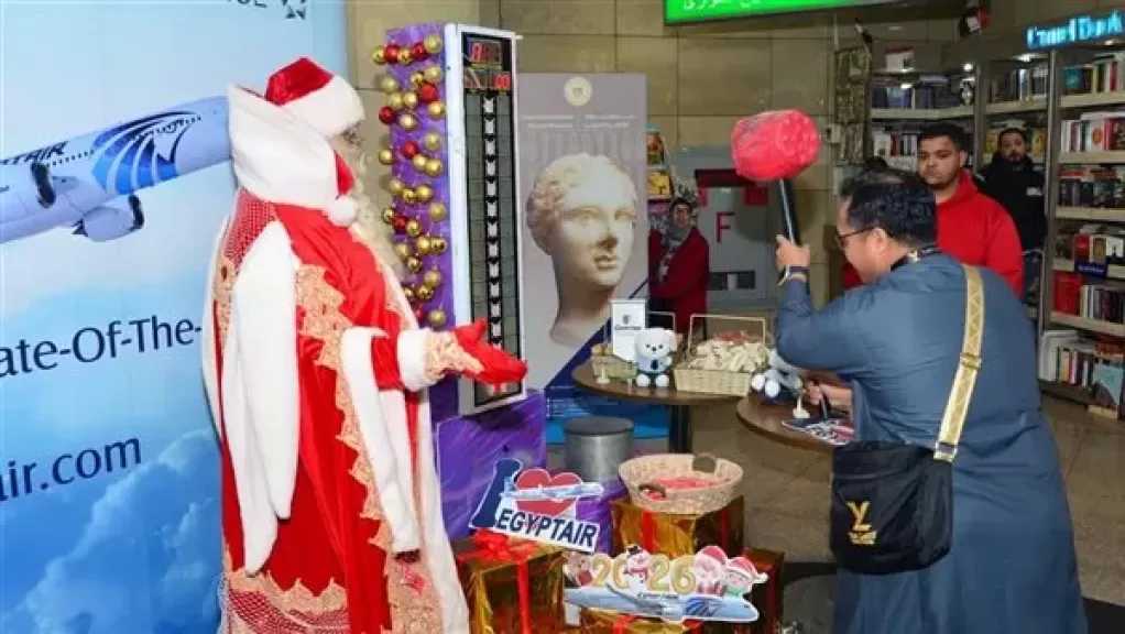 مصر للطيران تحتفل مع المسافرين في مطار القاهرة الدولي بالعام الميلادي الجديد