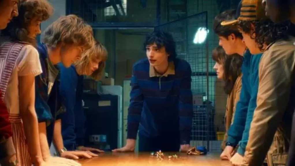 طاقم مسلسل Stranger Things يودع الجمهور بحرارة بنهايته
