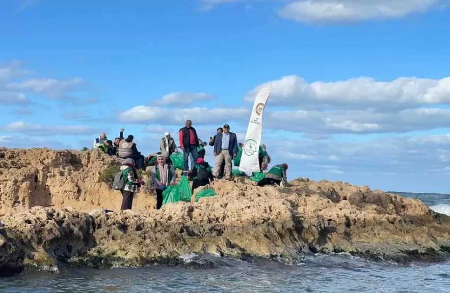 حملة لتنظيف جزيرة ميامي بالإسكندرية ضمن جهود الدولة لحماية البيئة البحرية