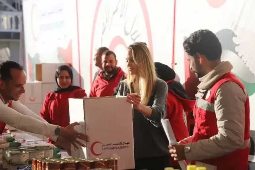 الهلال الأحمر المصري يستقبل أنجلينا جولي بمركزه اللوجستي الرئيسي لدعم غزة