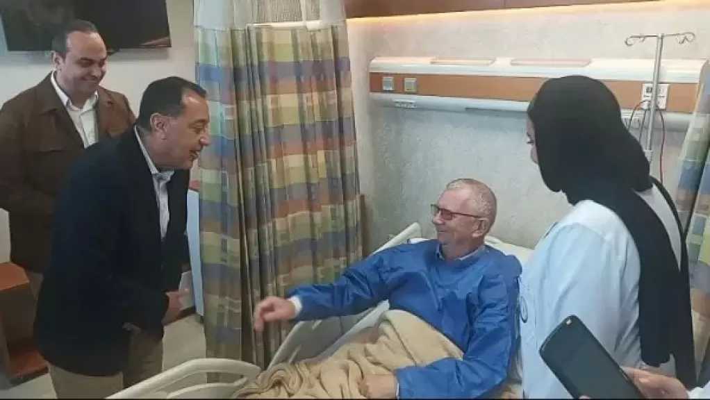 مريض بريطاني لمدبولي: مستشفي الكرنك كأنها فندق عالمي