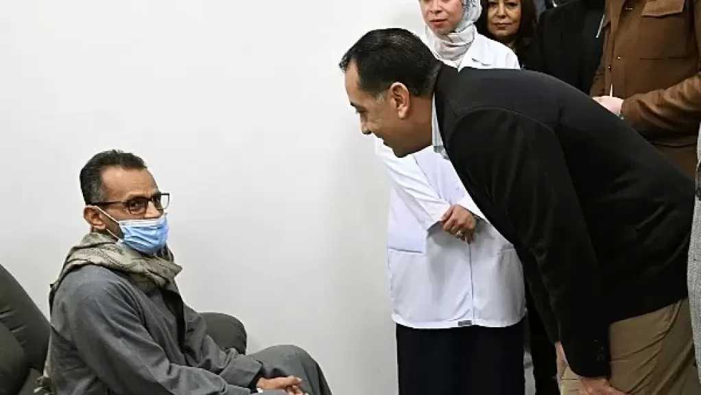 المرضى بمستشفي الكرنك لمدبولي: ”الخدمة الطبية مية مية.. والأقسام عشرة على عشرة”