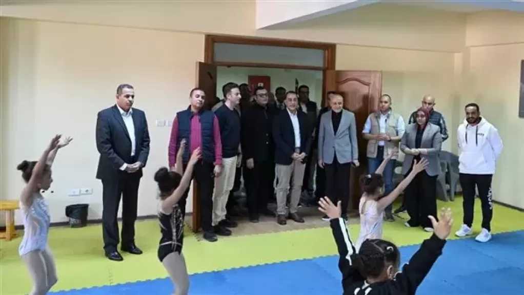 رئيس الوزراء يتفقد حمام السباحة الأوليمبي ”سيتي كلوب”