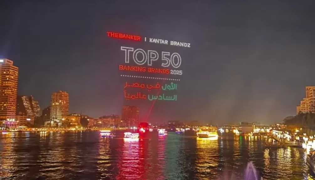 سماء القاهرة تضيء باسم البنك الأهلي المصري في أضخم عرض درون شو احتفالًا بالعام الجديد
