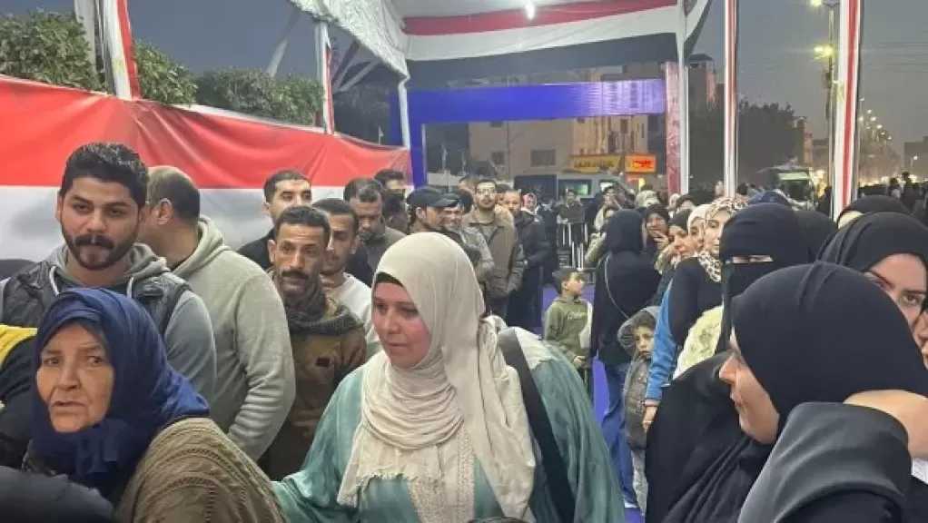 مصدر أمني: ضبط 100 شخص يوجهون الناخبين للتصويت لعدد من المرشحين بـ 8 محافظات