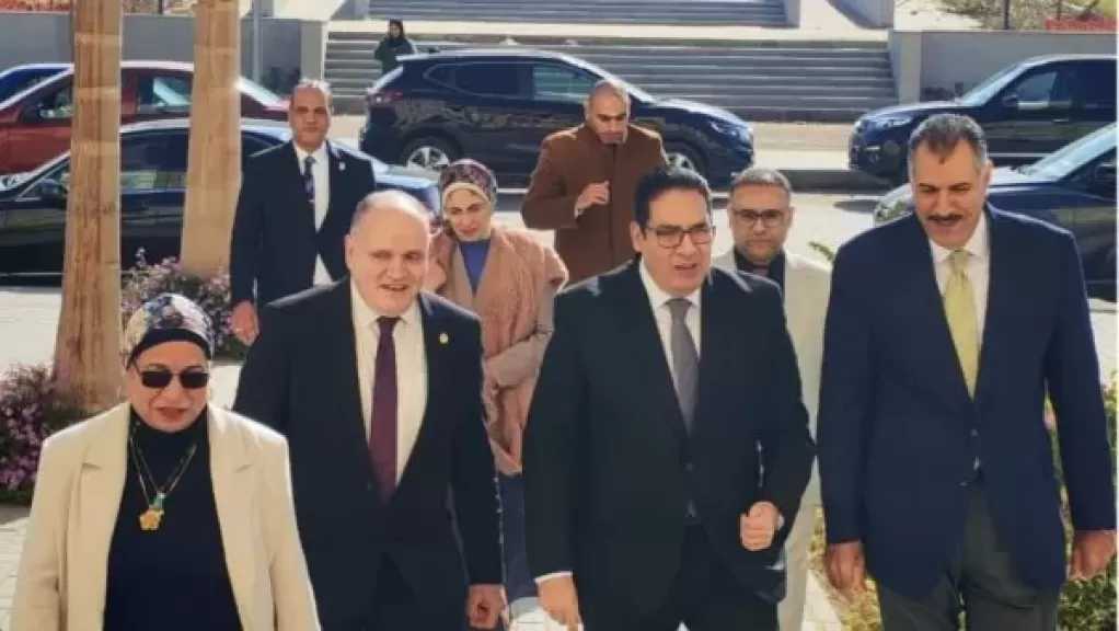 رئيس جامعة القاهرة يتفقد امتحانات الجامعة الأهلية والفرع الدولي ويطمئن على انتظامها