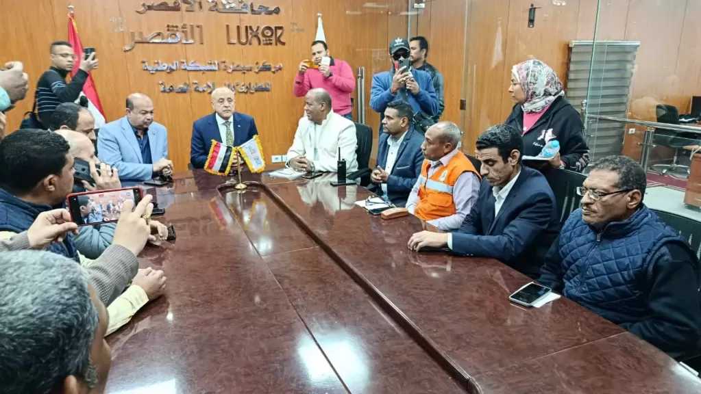 محافظ الأقصر يتفقد غرفة العمليات لمتابعة انتظام العملية الانتخابية