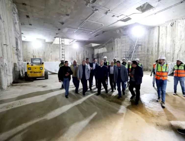 وزير النقل يتفقد أعمال المرحلة الأولى من الخط الرابع للمترو.. صور