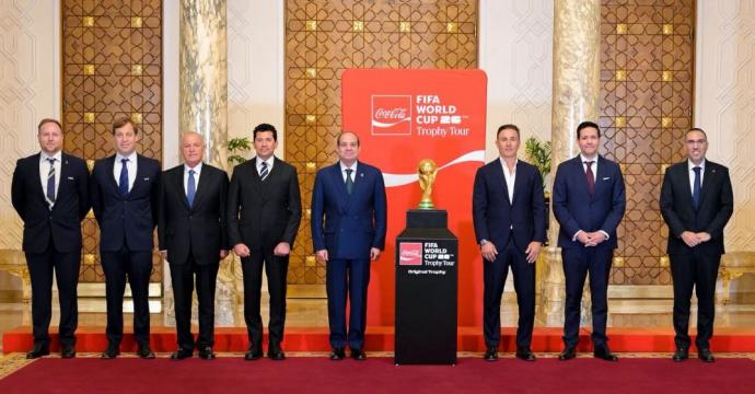 الرئيس السيسي يستقبل وفد فيفا في إطار الجولة الترويجية لكأس العالم.. صور