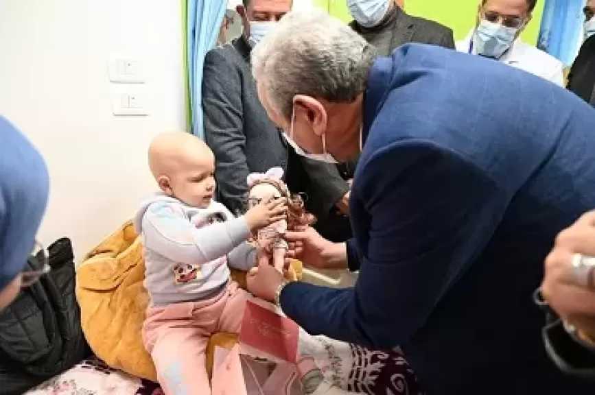 محافظ الغربية يزور معهد أورام طنطا ويوزع هدايا على الأطفال