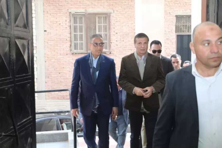 وزير الزراعة يقطع 2 كيلومتر سيراً على الأقدام لإنصاف مزارع في الفيوم بعد شكوى عدم حصوله على حصته من الأسمدة