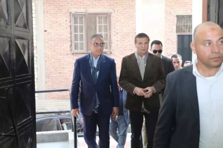 وزير الزراعة يقطع 2 كيلومتر سيراً على الأقدام لإنصاف مزارع في الفيوم بعد شكوى عدم حصوله على حصته من الأسمدة