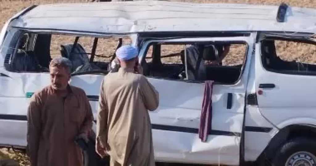 إصابة 6 أشخاص إثر انقلاب سيارة ميكروباص بأطفيح