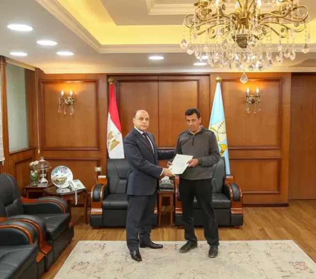 محافظ كفر الشيخ يُسلّم 9 عقود تقنين أراضي أملاك دولة للمستفيدين من المواطنين