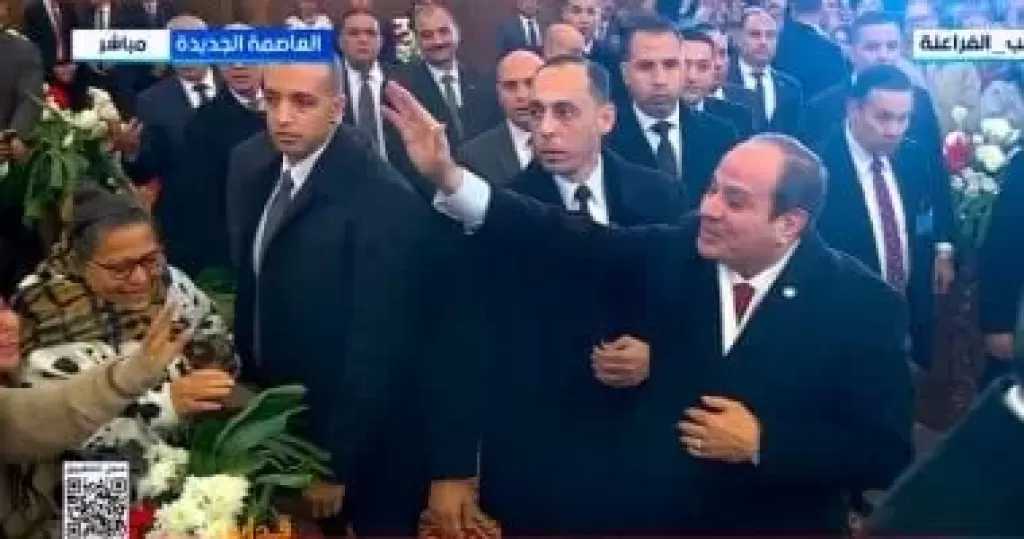 الرئيس السيسى يقدم التحية للمشاركين فى قداس عيد الميلاد بالعاصمة الجديدة