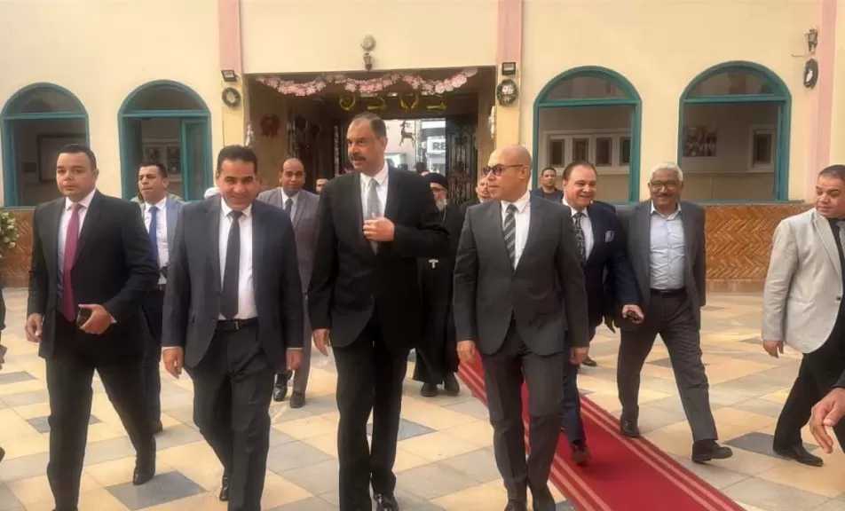 محافظ سوهاج يشارك أطفال بيت الرحمة المسيحية فرحتهم بعيد الميلاد المجيد