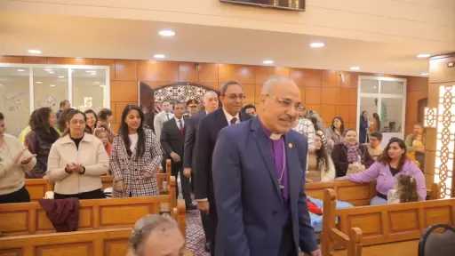 توزيع الهدايا على الأطفال بمطرانية الأقباط والكنيسة الإنجيلية بنجع حمادي