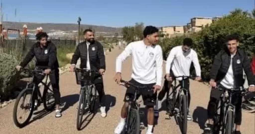 لاعبو منتخب مصر في جولة ترفيهية بالدراجات لكسر ضغوط ربع النهائي