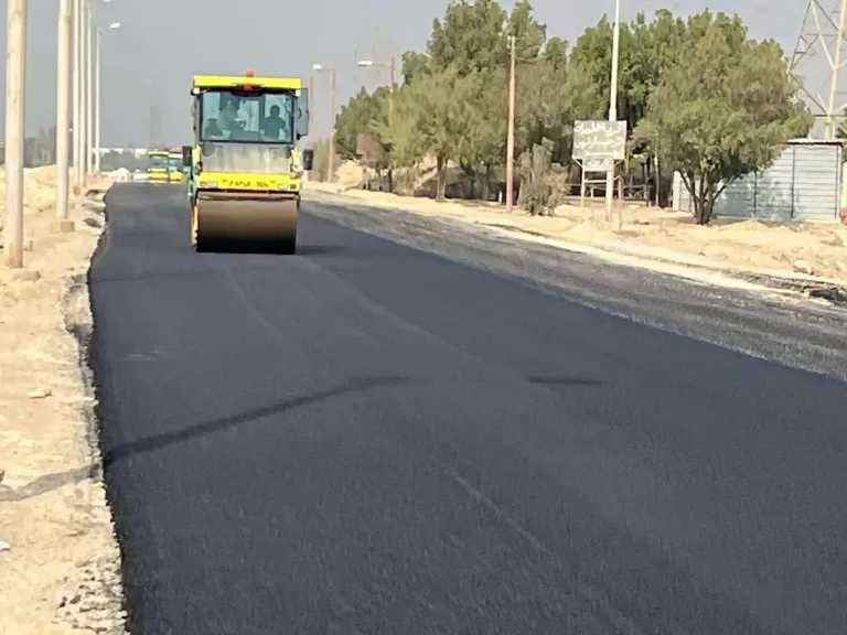 استكمال أعمال رصف الطريق الصحراوي الغربي بقنا لرفع كفاءة الطرق وتحقيق السيولة المرورية