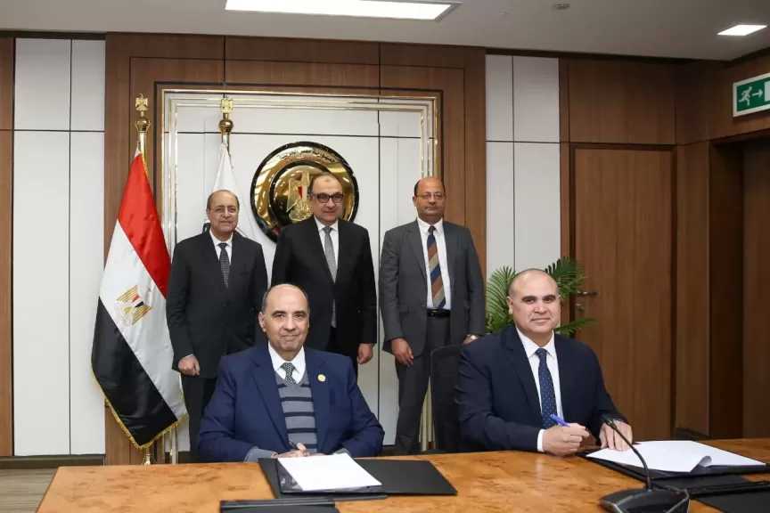 وزير قطاع الأعمال يشهد توقيع ”النهضة للصناعات” اتفاقية لشراء طاقة متجددة لمدة 30 عامًا