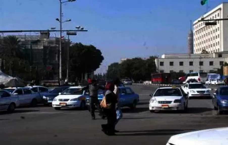 انتظام حركة المرور على الطرق والمحاور والميادين الرئيسية بالقاهرة والجيزة