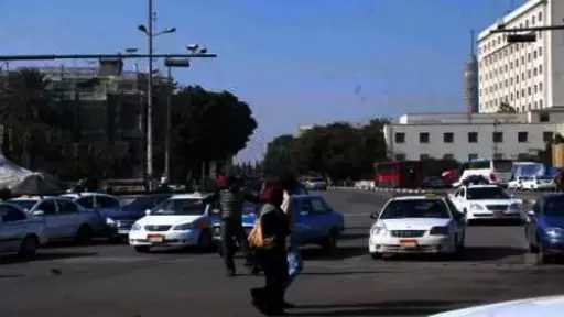انتظام حركة المرور على الطرق والمحاور والميادين الرئيسية بالقاهرة والجيزة