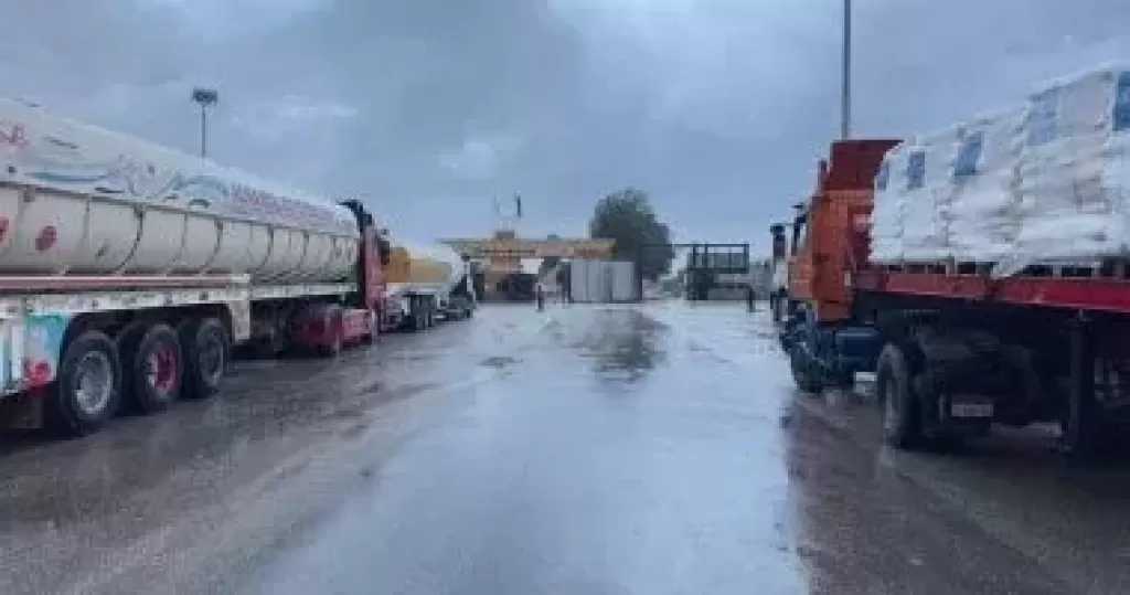 1053 شاحنة مساعدات إنسانية ووقود تصل قطاع غزة عبر معبر رفح خلال 5 أيام‎