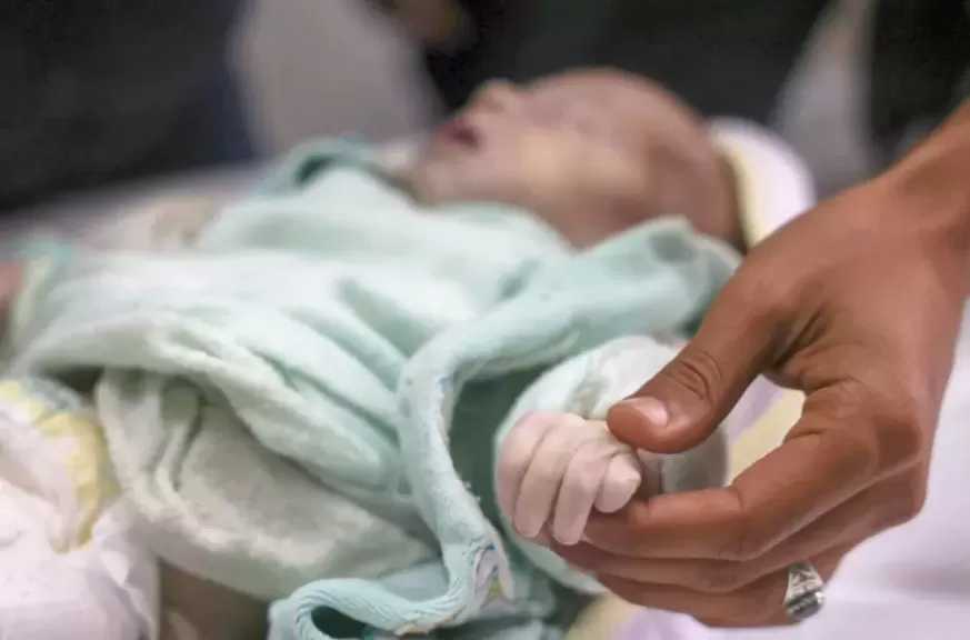 غزة.. وفاة رضيع في دير البلح بسبب البرد القارس