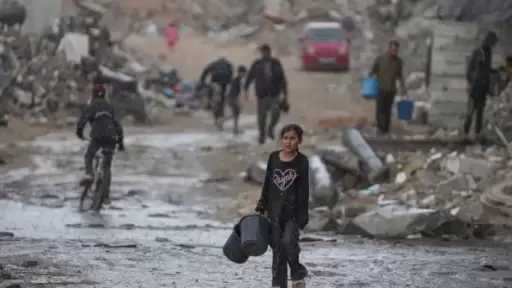 الدفاع المدني في غزة: آلاف الخيام تضررت بشكل كامل ونحذر من كارثة إنسانية بالأيام القادمة