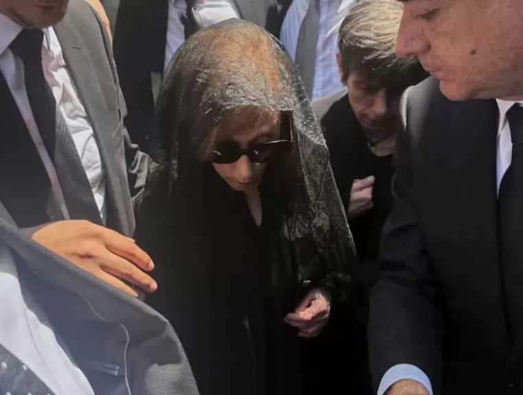 فيروز تشيع نجلها هلي الرحباني إلى مثواه الأخير في بكفيا