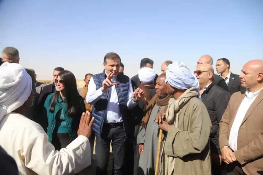 وزير الزراعة يأمر بتوفير حفّارات لحفر أحواض تخزين المياه بقرى أسوان