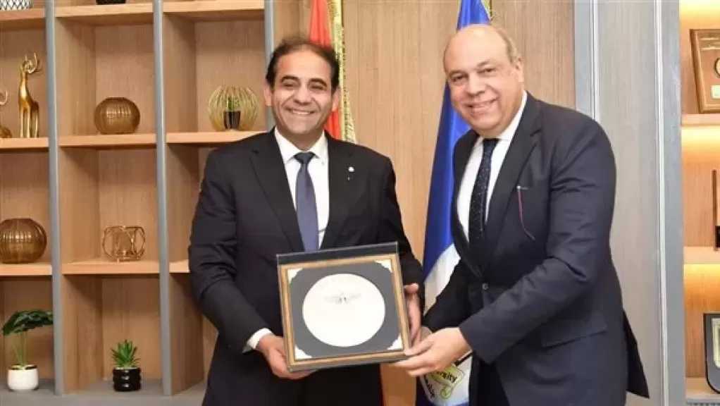 رئيس جامعة بورسعيد يستقبل وزير الطيران للمشاركة في مناقشة رسالة دكتوراه بكلية التجارة
