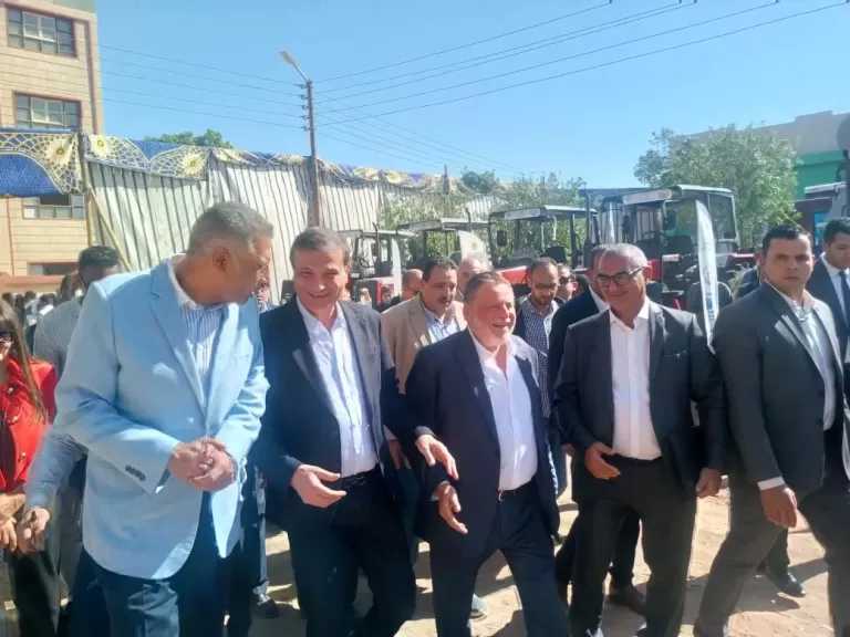 وزير الزراعة ومحافظ البنك المركزي ومحافظ أسوان يتفقدون مشروعات تنموية بنصر النوبة.. صور