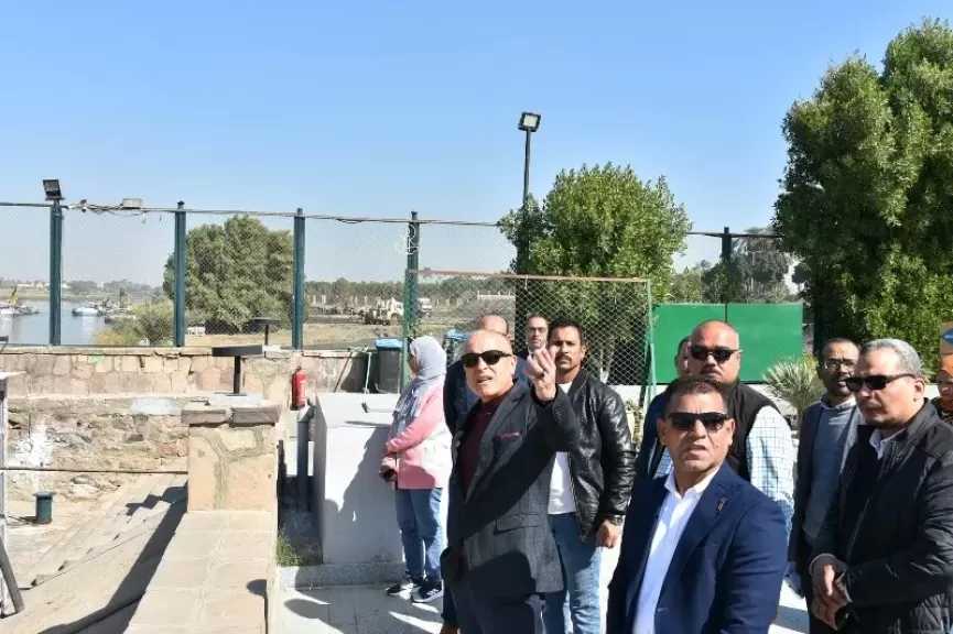 محافظ الأقصر يتابع المراسي ومشروعات الصرف الصحي والطرق بالبياضية.. صور