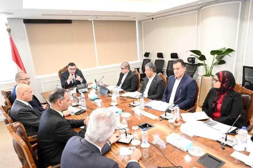 وزير الإسكان يتابع موقف مشروعات المرافق بالأراضي المضافة لعدد من المدن الجديدة