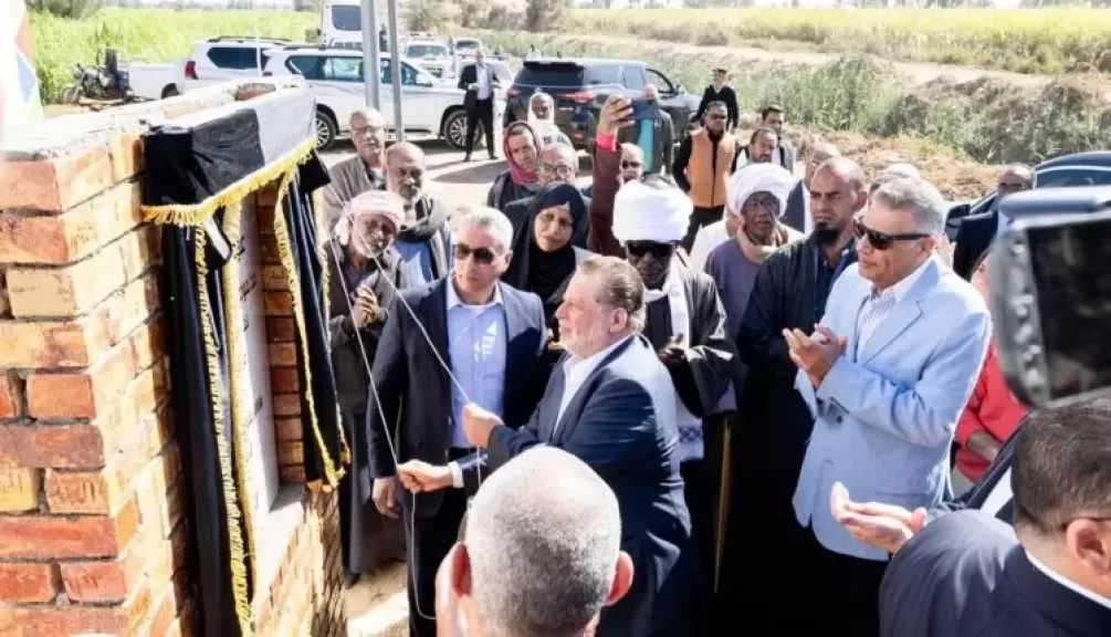 محافظ البنك المركزي المصري ووزير الزراعة يتفقدان عددًا من القرى المستفيدة من مشروع دعم صغار المزارعين بمحافظة أسوان
