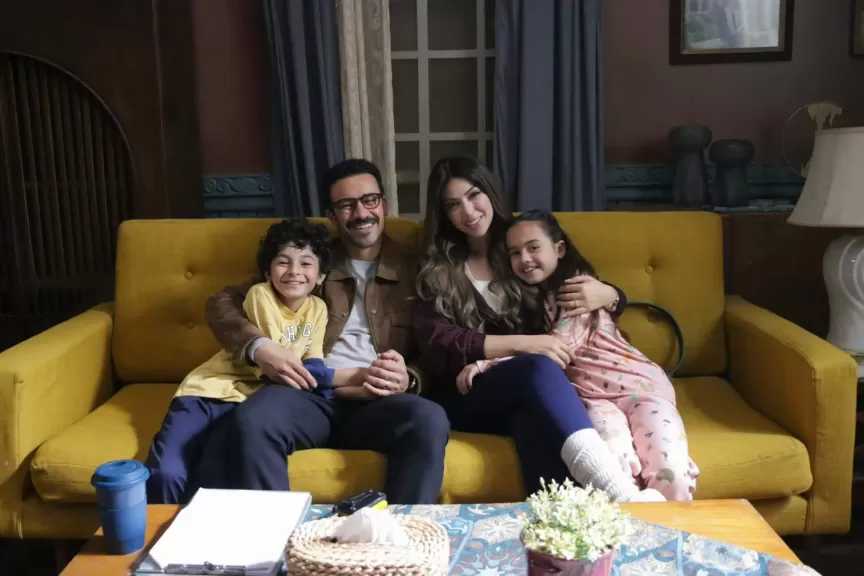 أحمد داود ينشر صورة من كواليس تصوير مشاهده في مسلسل بابا وماما جيران