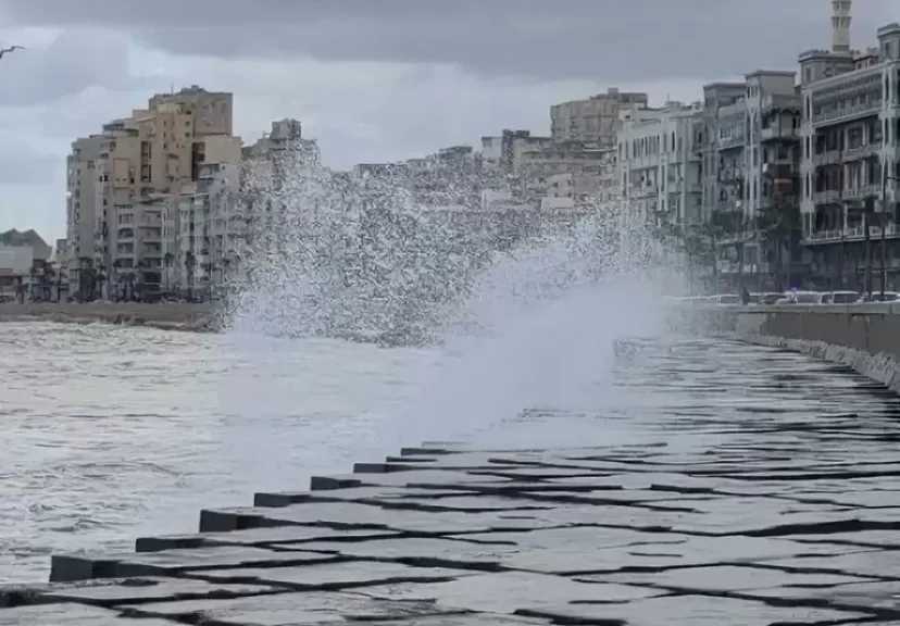 الإسكندرية تشهد نوة الفيضة الكبرى وسط استعدادات موسعة لمواجهة آثارها
