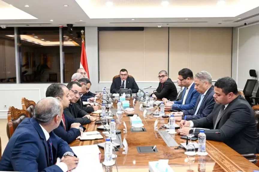 وزير الإسكان يتابع الموقف التنفيذي للمشروعات ومنظومة الصيانة ورفع الكفاءة في مدينة الشروق