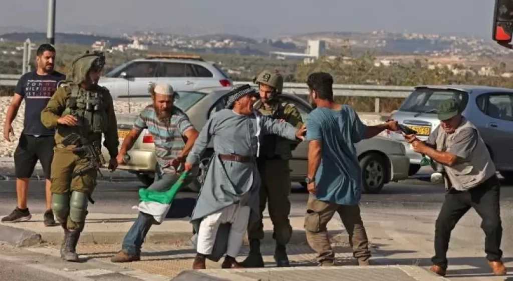 هآرتس: تصاعد غير مسبوق في اعتداءات المستوطنين بالضفة الغربية